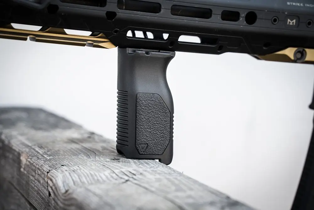wol_pl_Strike-Industries-M-LOK-Angled-Vertical-Grip-Long-FDE-SI-AR-CMAG-L-32700_19.webp