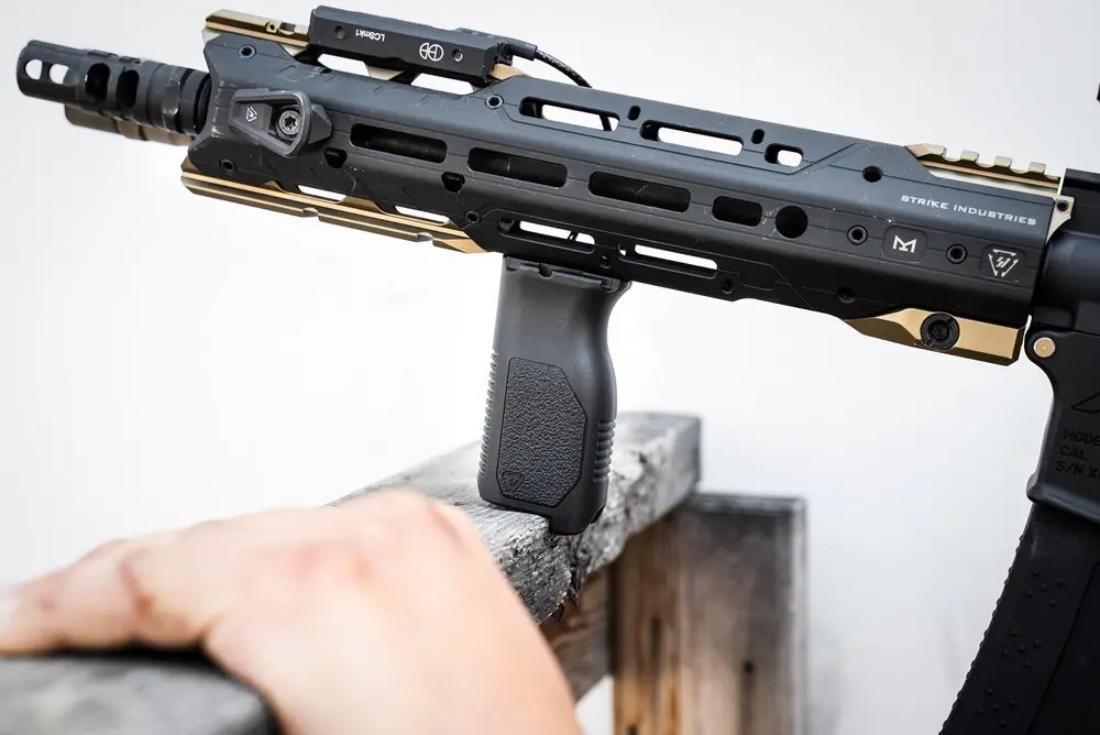 wol_pl_Strike-Industries-M-LOK-Angled-Vertical-Grip-Long-Black-SI-AR-CMAG-L-29703_28.webp